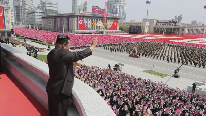 Pemimpin Korea Utara merayakan ulang tahun pendiri Korut, Kim IlSung.