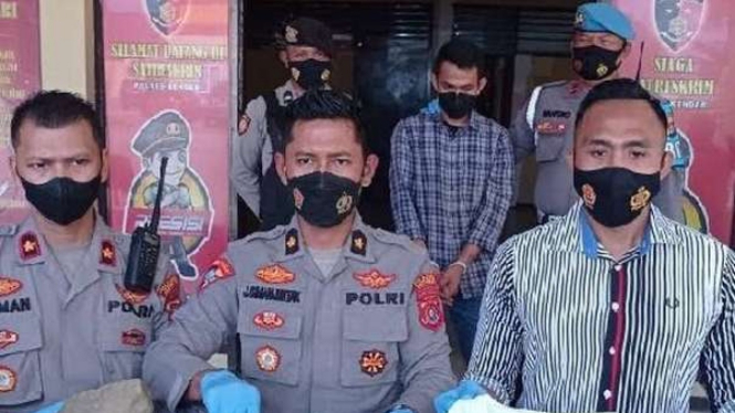  Polisi saat merilis kasus pembuatan keterangan palsu di Kendari, Sultra.