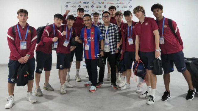 Mantan Menperin Saleh Husin bersama Pemain Barcelona U-18 di JIS