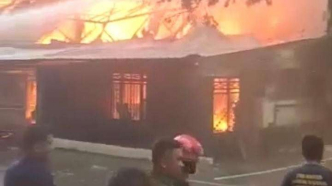 Kebakaran melanda Asrama Polisi di Jalan Veteran Makassar, Sulsel.