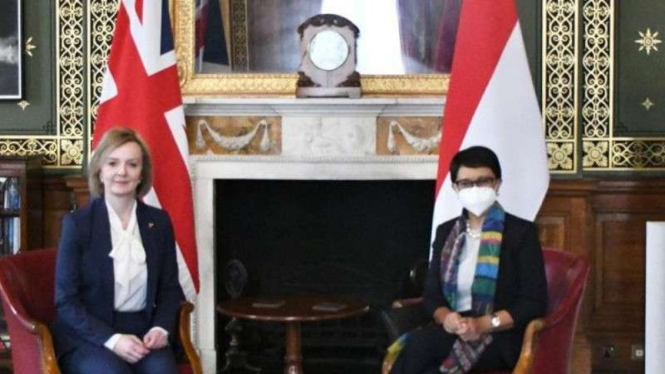 Menlu Retno Marsudi (kanan) dan Menlu Inggris Liz Truss (kiri)