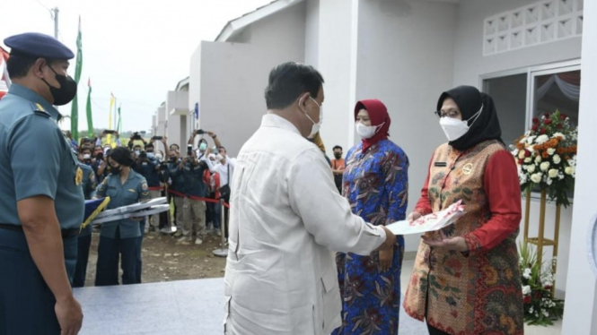 VIVA Militer: Menhan RI Prabowo serahkan rumah ke ahli waris KRI Nanggala-402