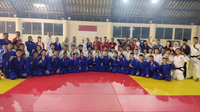 Ketum PB PJSI Maruli Simanjuntak bersama dengan Ketum NOC Indonesia Raja Sapta Oktohari mengunjungi pelatnas judo