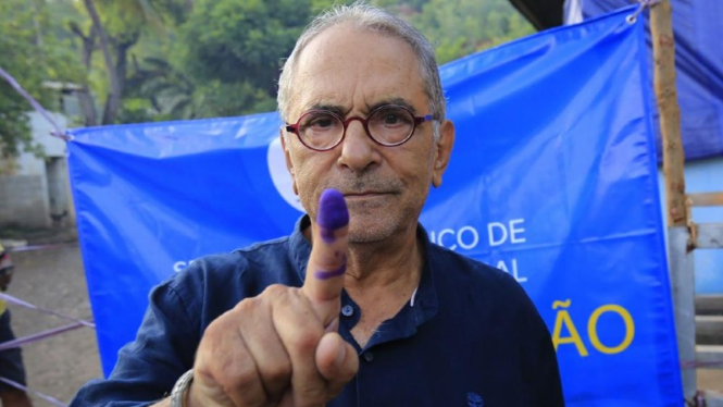  Jose Ramos-Horta menunjukkan tinta pemungutan suara.