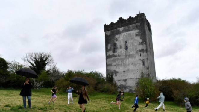 Anak-Anak Pengungsi Ukraina di Halaman Kastil Ballindooley, Irlandia.