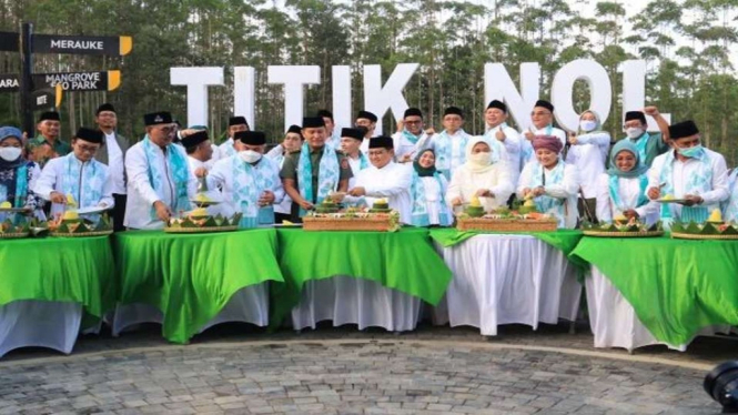 Wakil Ketua DPR RI Muhaimin Iskandar (tengah) menghadiri peringatan Nuzulul Quran dan Selamatan 24 Tumpeng yang digelar Gerakan Nasional Nusantara Mengaji di Titik Nol, Penajam Paser Utara, Kalimantan Timur, Rabu, 20 April 2022.