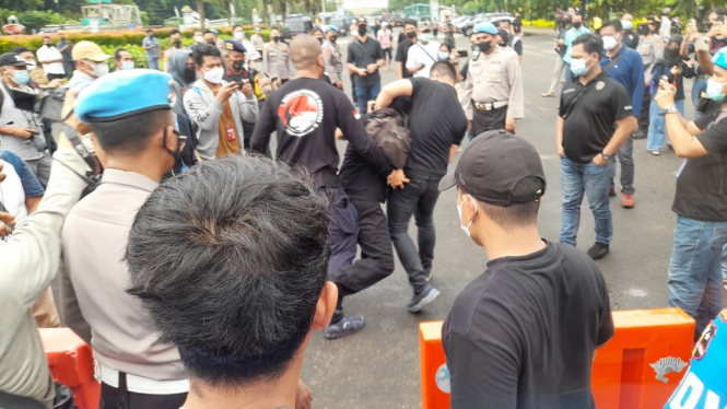 Pria ditangkap polisi saat berada di Patung Kuda demo 21 April