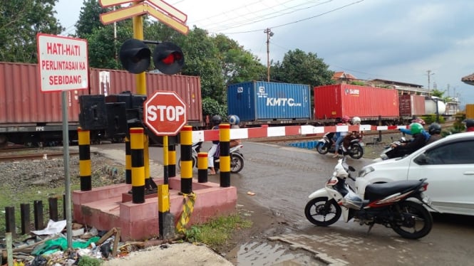 Perlintasan kereta api di Semarang.
