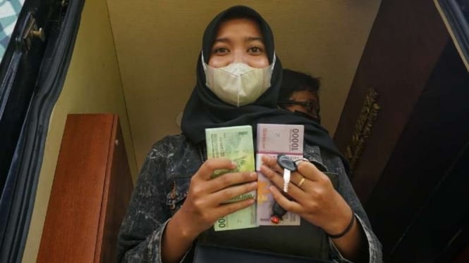 Warga menukar uang receh jelang LEbaran.