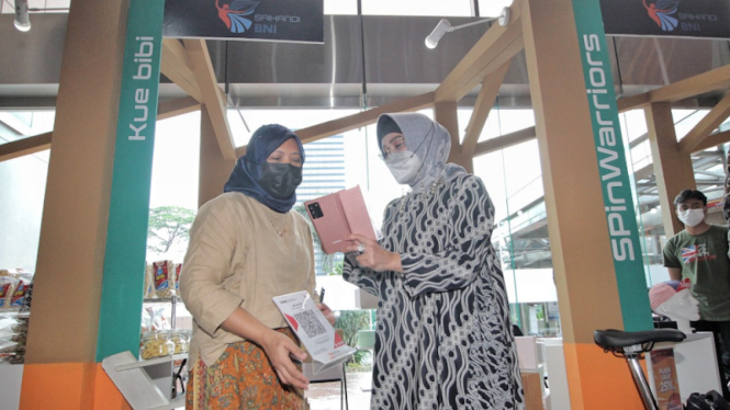 Wakil Direktur Utama BNI Adi Sulistyowati tengah melakukan kunjungan Bazaar UMKM Perempuan Binaan BNI dalam Peringatan Hari Kartini Bersama Srikandi BNI, Kamis (21/4/2022).