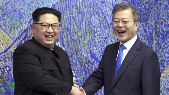  Pemimpin Korea Utara Kim Jong Un, dan Presiden Korea Selatan Moon Jae-in.