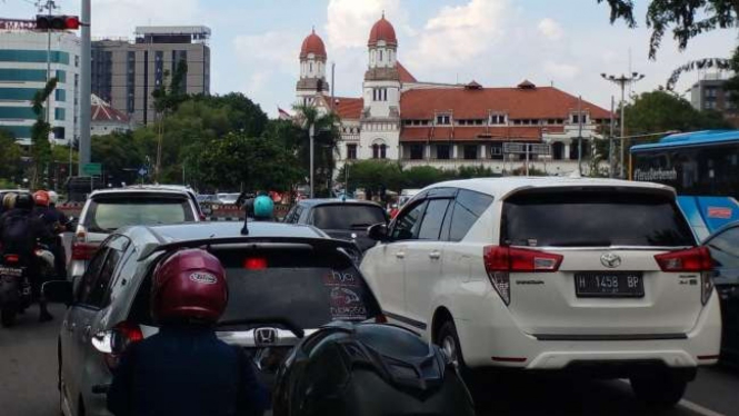 Suasana Kota Semarang yang mulai bertambah ramai jelang lebaran.