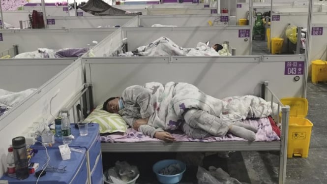 Pasien COVID-19 istirahat di rumah sakit darurat di Shanghai, China.