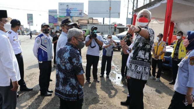 Gubernur Jawa Tengah Ganjar Pranowo meninjau jalur selatan mudik.