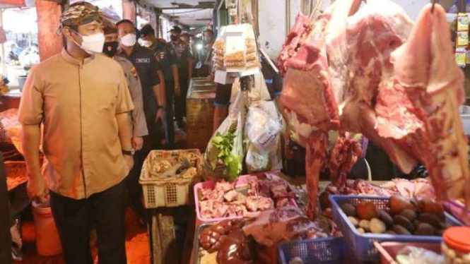 Walikota meninjau kios daging di Kota Semarang.