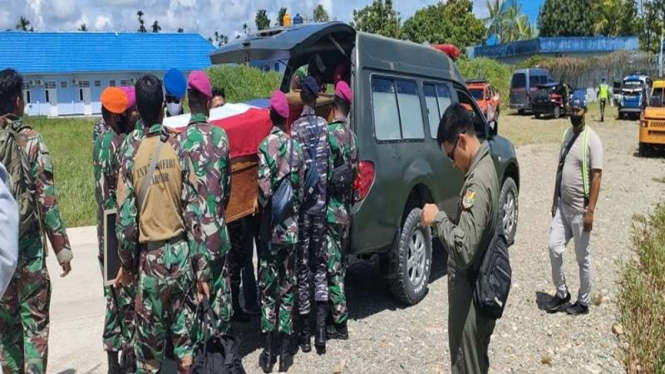 Anggota TNI korban penembakan Kelompok Separatis Teroris dievakuasi