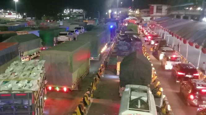 Kendaraan pemudik dan logistik antre di Pelabuhan Merak, Banten.