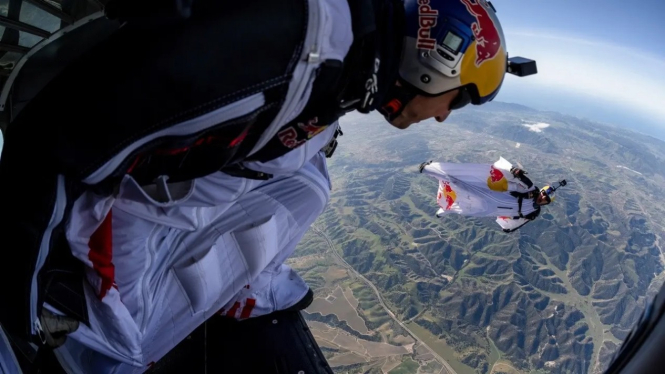aksi atlet terjun payung ternama dunia Luke Aikins