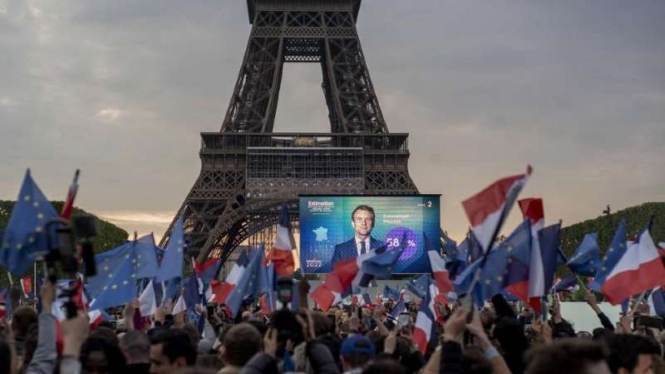 Massa mendukung kemenangan Presiden Emmanuel Macron di Menara Eiffel, Paris