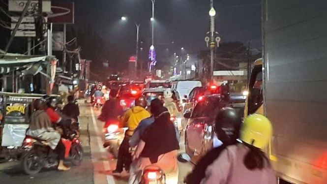 Kemacetan pemudik di jalan lintas Bekasi Kota