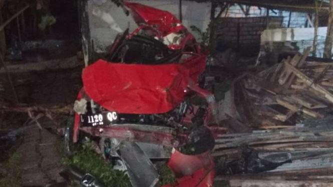 Mobil ringsek ditabrak kereta api di Jambanga, Kota Surabaya, Jawa Timur