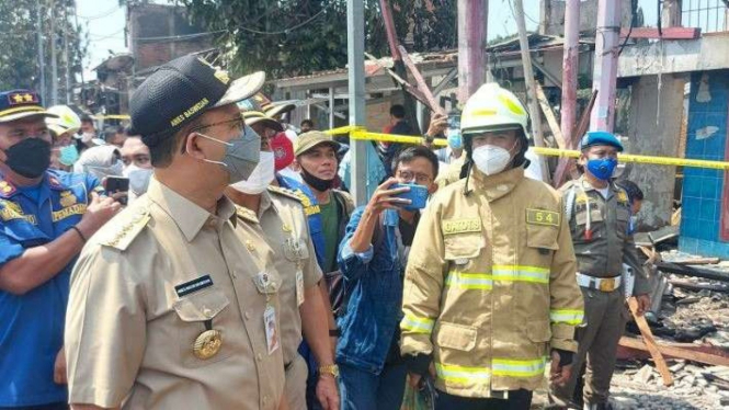 Gubernur DKI Anies Baswedan saat meninjau lokasi kebakaran di Pasar Gembrong.