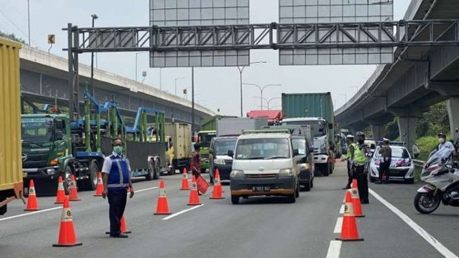 Sejumlah kendaraan mulai memadati KM 46 Jalan Tol Cikampek Utama.