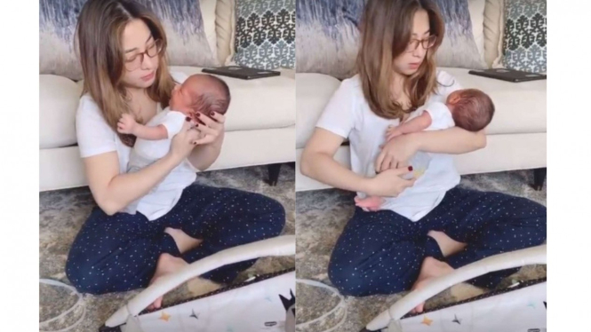 Nikita Willy gendong baby Izz sambil bersila pasca melahirkan normal