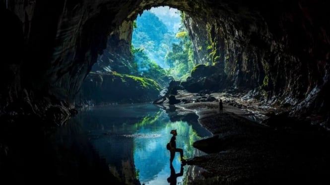 Nguyen Ngoc Anh, 36 tahun, seorang penebang liar yang berubah menjadi pelindung hutan berpose di Taman Nasional Phong Nha, provinsi Quang Binh, Vietnam.