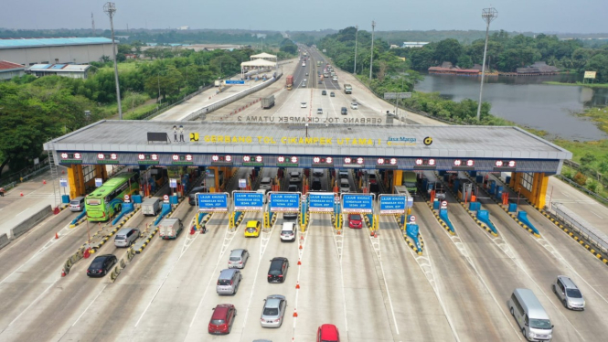 Kendaraan keluar Jabotabek dari gerbang tol Cikampek Utama.