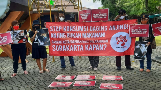 Sejumlah warga anggota koalisi Dog Meat Free indonesia (DMFI) berunjuk rasa damai di depan kantor Wali Kota Solo Gibran Rakabuming Raka, Senin, 25 April 2022, untuk menagih janji Wali Kota agar segera melarang peredaran daging anjing di Solo.
