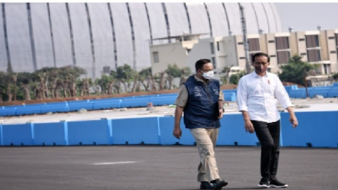 Presiden Jokowi didampingi Anies Baswedan melihat sirkuit Formula E