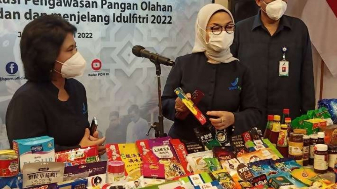 Kepala BPOM RI Penny K Lukito memperlihatkan hasil sitaan produk impor yang tidak memenuhi ketentuan jelang Lebaran 2022 dalam agenda konferensi pers di Gedung BPOM RI, Jakarta Pusat, Senin, 25 April 2022.