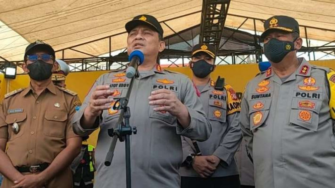 Wakil Kepala Polri Komjen Pol. Gatot Eddy Pramono memberikan keterangan pers saat meninjau pengamanan jalur mudik di Kabupaten Garut, Jawa Barat, Senin, 25 April 2022.
