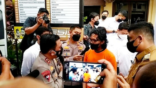 Pria yang ancam patahkan leher Bobby minta maaf di Mako Polrestabes Medan.