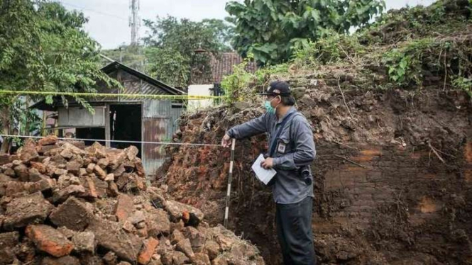 Arsip foto - Petugas Balai Pelestarian Cagar Budaya (BPCB) Jawa Tengah mengukur tembok benteng Keraton Kartasura yang rusak setelah dijebol warga di Sukoharjo, Jawa Tengah, Sabtu, 23 April 2022.