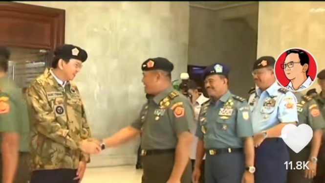 Ahok menerima ucapan selamat dari perwira TNI