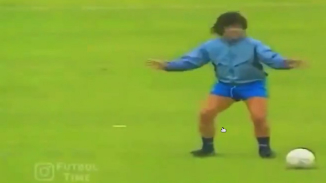 Aksi pemanasan Diego Maradona semasa hidup saat masih berkarier sebagai pemain.