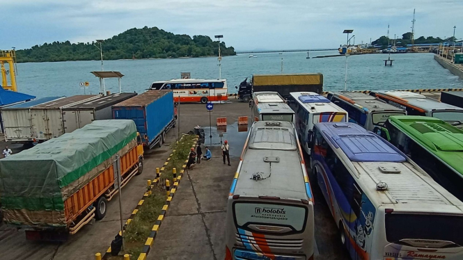 Pelabuhan Merak Mulai Padat, Jalanan Macet