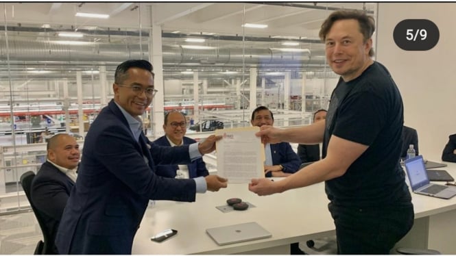 Anindya Bakrie bersama Elon Musk.