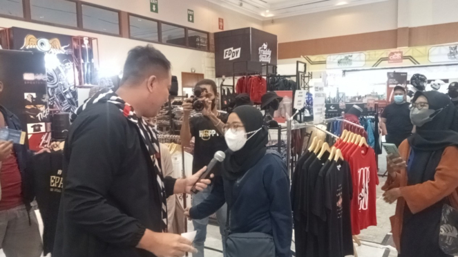 Vicky Prasetyo menyambangi booth One Pride sportswear JakCloth di JCC Senayan