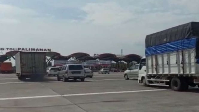 Beberapa kendaraan yang melintas di Tol Palimanan, Jawa Barat, dalam kondisi cuaca cerah pada Selasa, 26 April 2022.