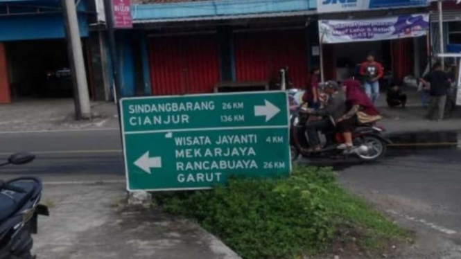 Jalur selatan Kabupaten Cianjur, Jawa Barat, tepatnya di Kecamatan Naringgul, Cidaun dan Sindangbarang, Selasa, 26 April 2022, mulai dilalui pemudik Lebaran 2022 dengan tujuan sejumlah kecamatan di selatan.