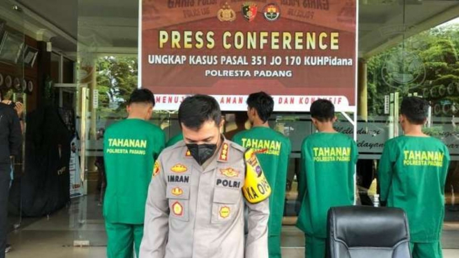 Kepala Kepolisian Resor Kota Padang Sumbar Kombes Pol Imran Amir, saat menggelar jumpa pers tentang pengungkapan kasus pembunuhan di Padang, Selasa, 26 April 2022.