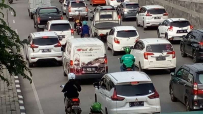 Kemacetan di jalur Pantura Kota Semarang, Selasa, 26 April 2022, sore.