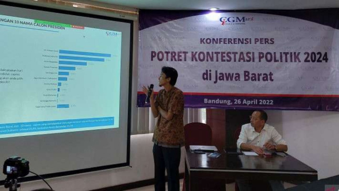 CEO CGiMark Setia Darma (kiri) saat memaparkan hasil survei lembaganya yang bertajuk "Kontestasi Politik 2024, di Provinsi Jawa Barat" di Bandung, Selasa, 26 April 2022.