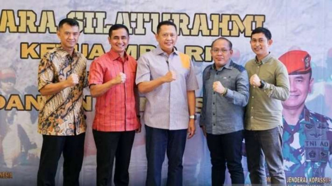 Ketua MPR RI Bambang Soesatyo (tengah) menerima kunjungan Komandan Jenderal Kopassus Brigjen TNI Iwan Setiawan di Jakarta, Selasa, 26 April 2022.