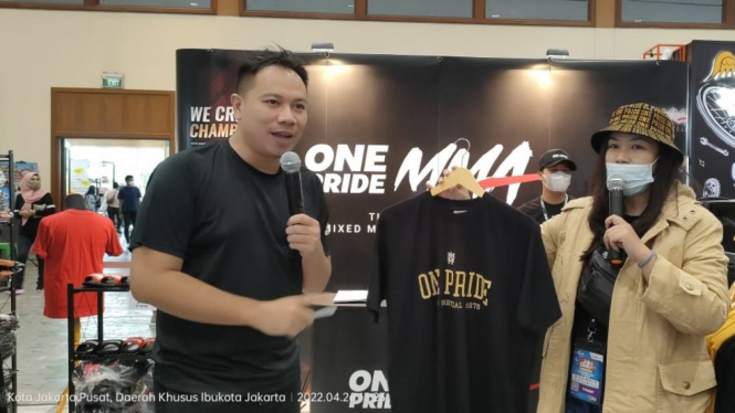 Gladiator Vicky Prasetyo terpesona dengan OnePride MMA Sportwear di JCC