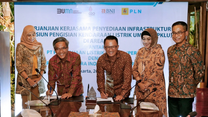 Penandatanganan Perjanjian Kerja Sama (PKS) Penyediaan Infrastruktur SPKLU di Area BNI, Selasa (26/4/2022).