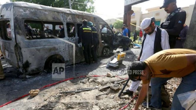 Bom minibus angkut penumpang di Karachi Pakistan tewaskan warga China